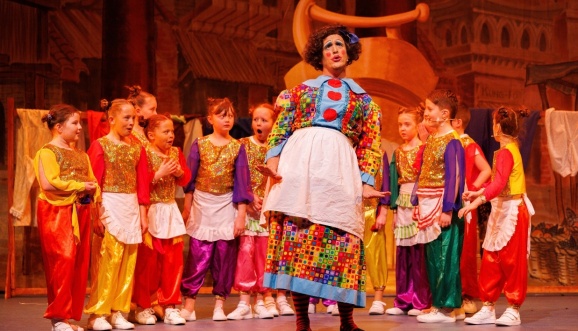 Widow Twanky and junior chorus